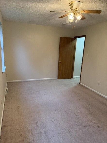Building Photo - 210 Woodhaven Dr