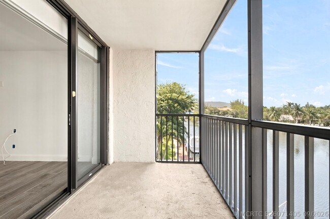 Building Photo - 8 Royal Palm Way