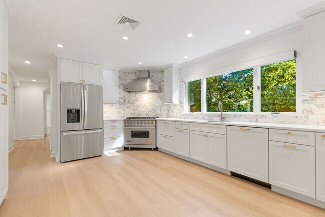 Building Photo - 18 Echo Ln