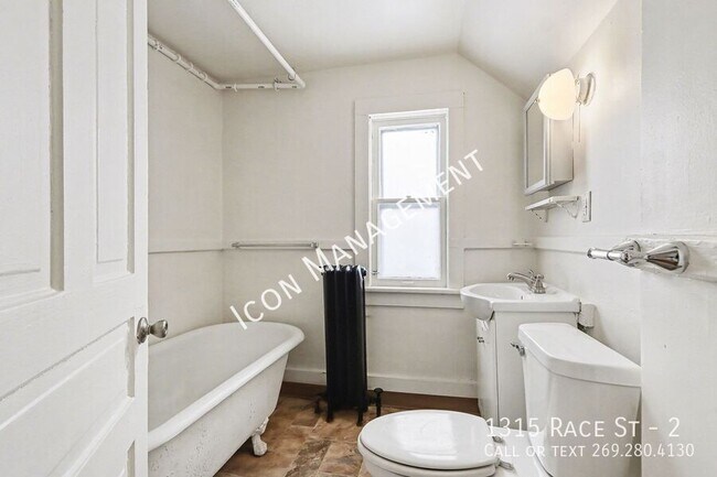 Building Photo - 1315 Race St