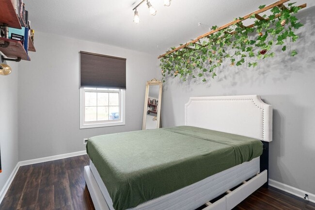 Building Photo - Country feel in the City.  Sharp 3 bed 2 bath.  Close to Fort Campbell.