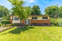Building Photo - Charming 3+ BR single family home availabl...