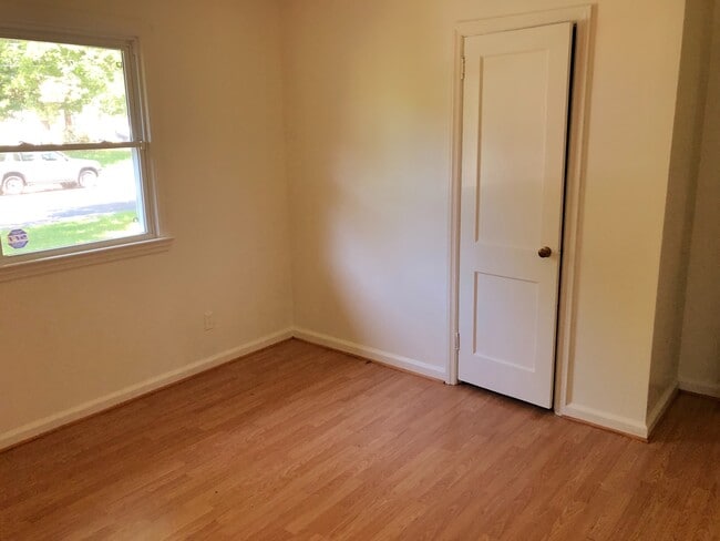 Building Photo - 2 BR, Holden Road area convenient to Coliseum