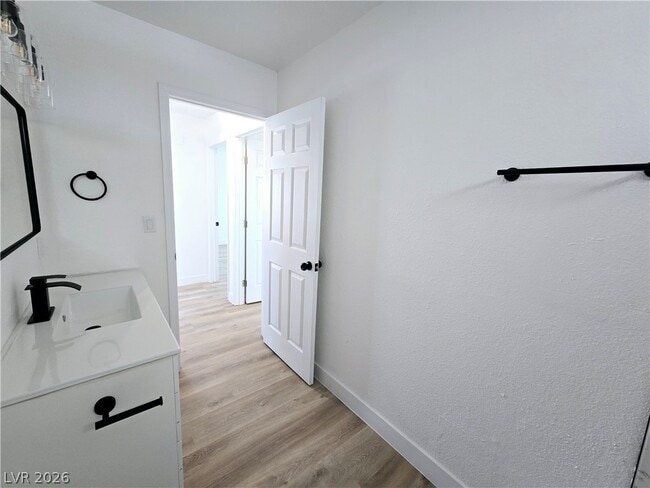 Building Photo - 1083 E Calvada Blvd