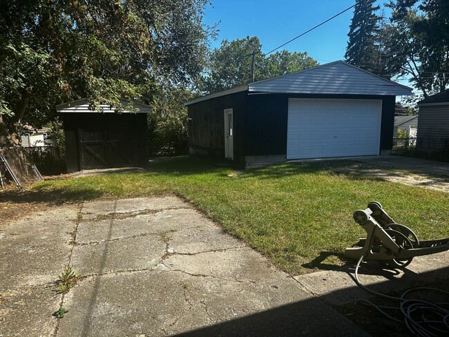 Building Photo - BEAUTIFUL 3 BEDROOM HOME