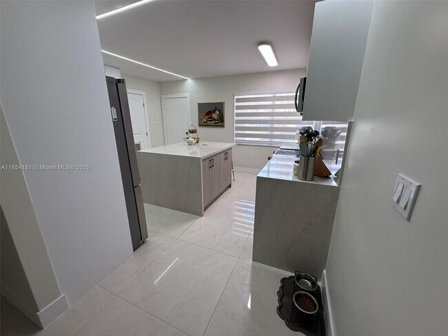 Building Photo - 8780 Azalea Ct