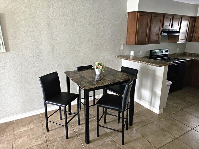 Building Photo - 1502 Oleander