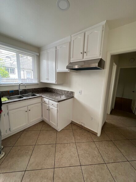 Building Photo - 6546 Hazeltine Ave