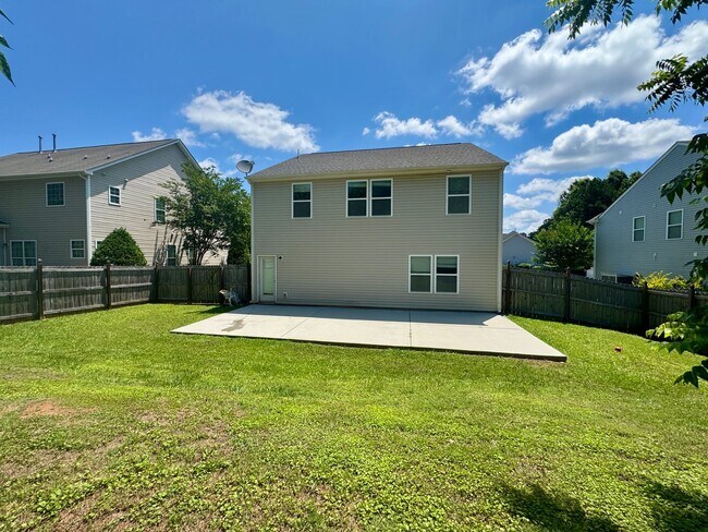 Building Photo - **Move-In Special of $500 off the first full months rent**