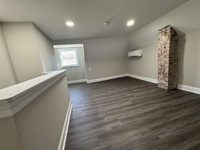 Building Photo - 122 N Vine St