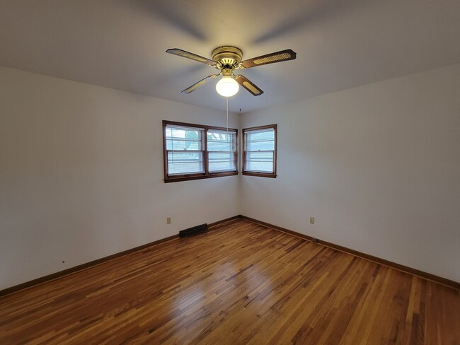 Building Photo - 2316 Royal Dr