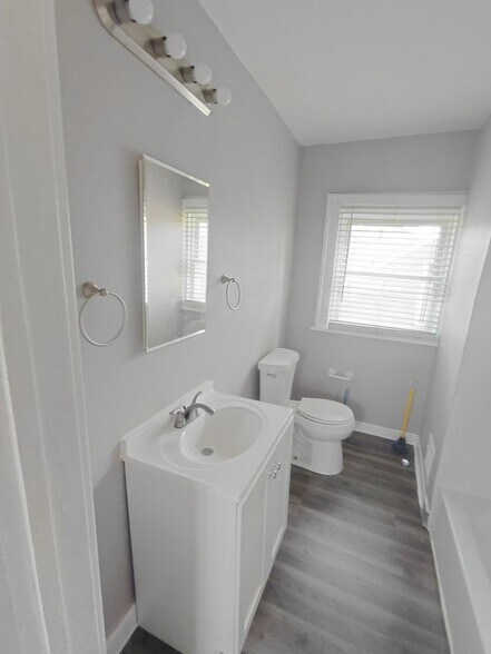 Building Photo - 13925 Cherrylawn St