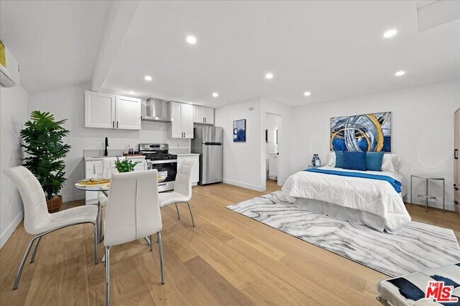 Building Photo - 5815 Saloma Ave