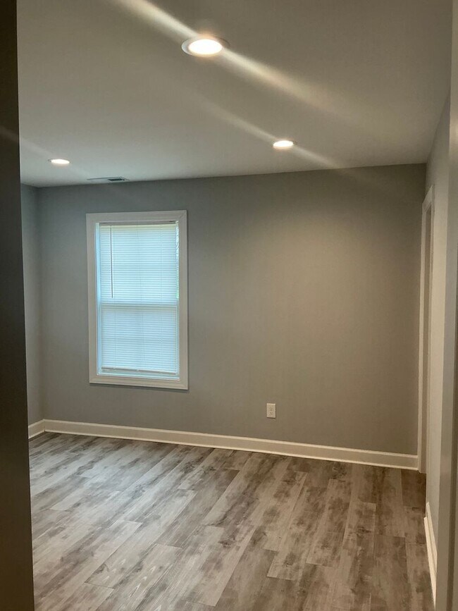 Building Photo - 600 Colonelette Dr