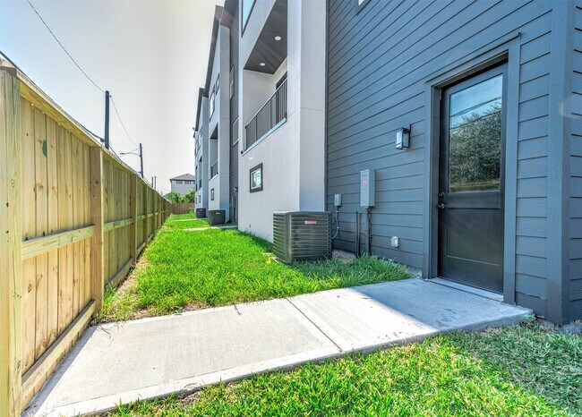 Building Photo - 3203 St Emanuel St