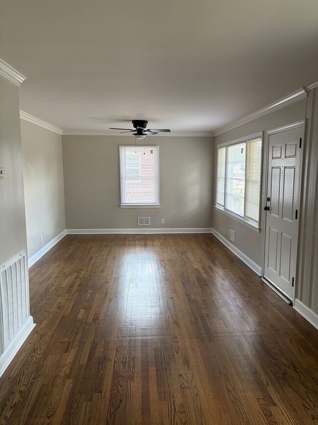 Building Photo - Beautiful brick home, Fully fenced in yard!!