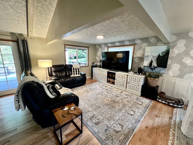 Building Photo - Available Oct. 3rd- Gorgeous Home w/Lots o...