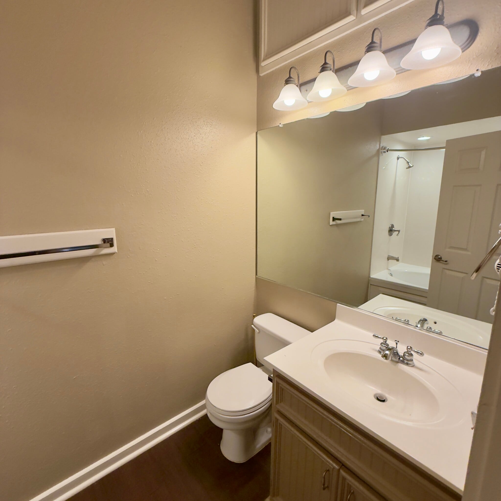 Building Photo - 8680 Piney Shores Dr