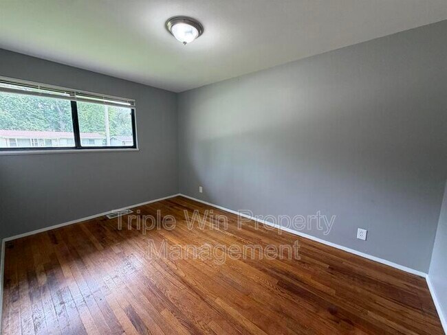 Building Photo - 10319 Varnum Dr