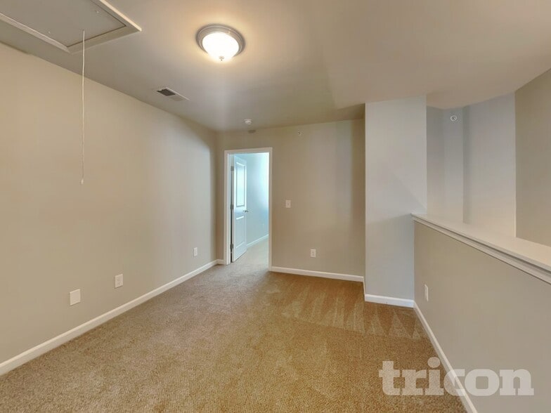 Building Photo - 302 Woodfern Ct