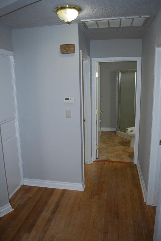 Building Photo - 1701 Parkview Terrace