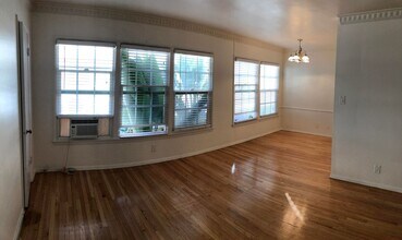 Building Photo - 1 Bed + 1 Bath Second Floor Unit!