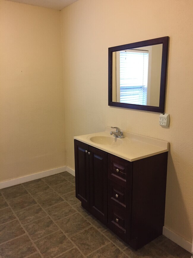 Building Photo - 1221 America Ave NW