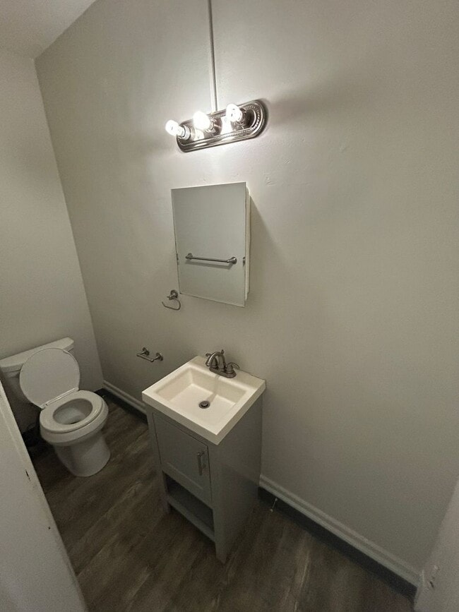 Building Photo - Newly Renovated 2 Bedroom 1.5 Bath in Dorm...