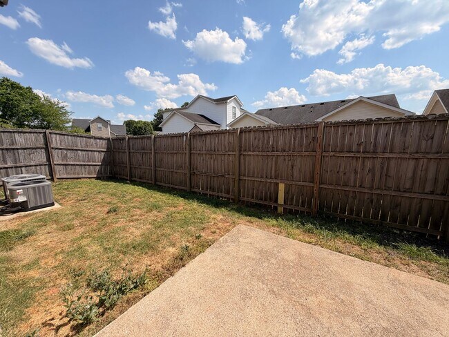Building Photo - 3 BR, 2.5 BA, 2 Car Garage, Fenced in Backyard