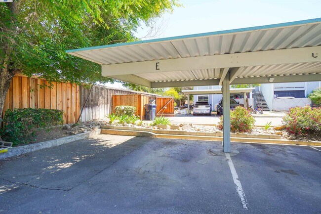 Building Photo - 3670 Silver Oaks Way