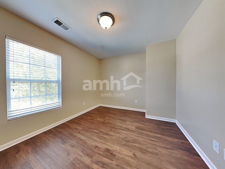 Building Photo - 409 Lakewind Dr