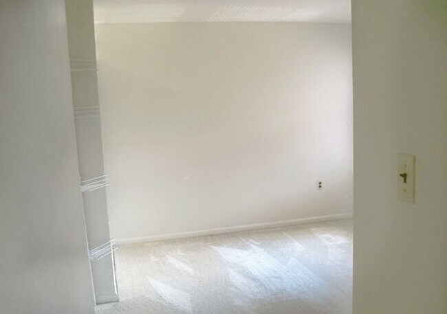 Building Photo - Spacious, 2 Bed 1 Bath Condo In Fantastic Mclean Chase Location – Minutes To Tysons