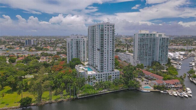 Building Photo - 1861 NW South River Dr