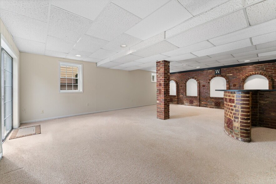 Building Photo - 9 Snug Hill Ct