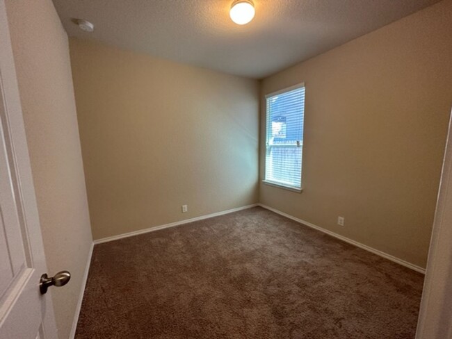 Building Photo - Super Nice Move In Ready 4 Bedroom One Sto...