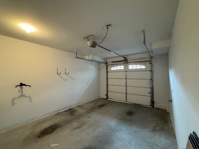 Building Photo - 24 Oak Branch Dr