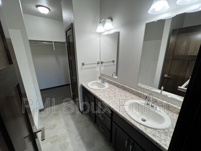 Building Photo - 6171 S Alki Pl