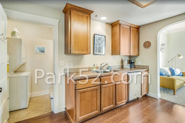 Building Photo - 1 Bedroom Unit in Tacoma Tri-Plex With Washer & Dryer!