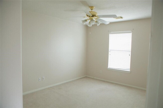 Building Photo - 3334 Worthington Dr