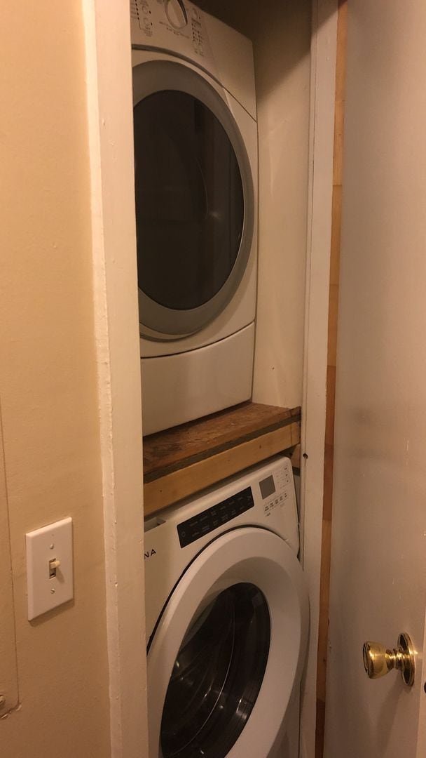 Building Photo - 811 N Van Buren St