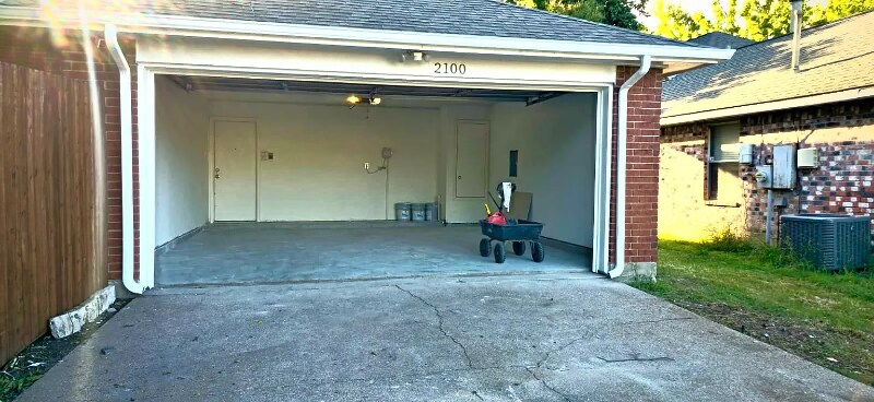 Primary Photo - 2100 Riverplace Dr