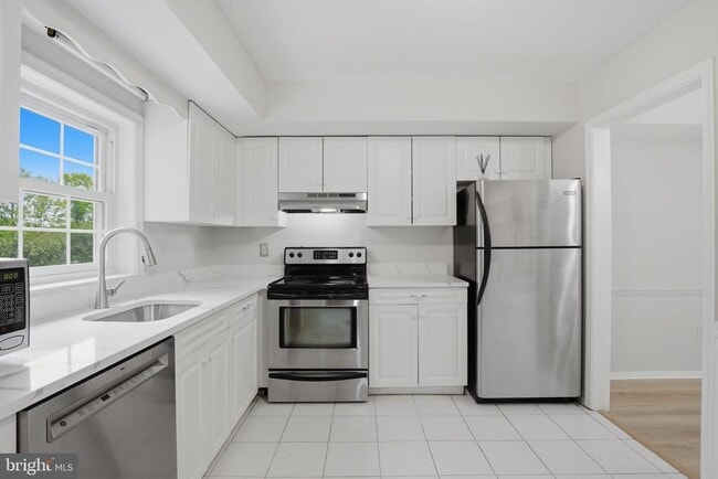 Building Photo - 7739 Tiverton Dr