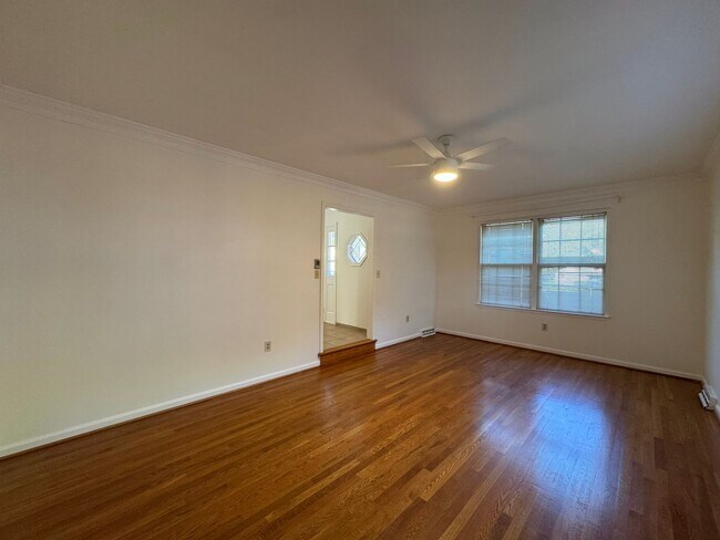 Building Photo - Spacious 4 Bed 2/2 Bath Home with Park-Lik...