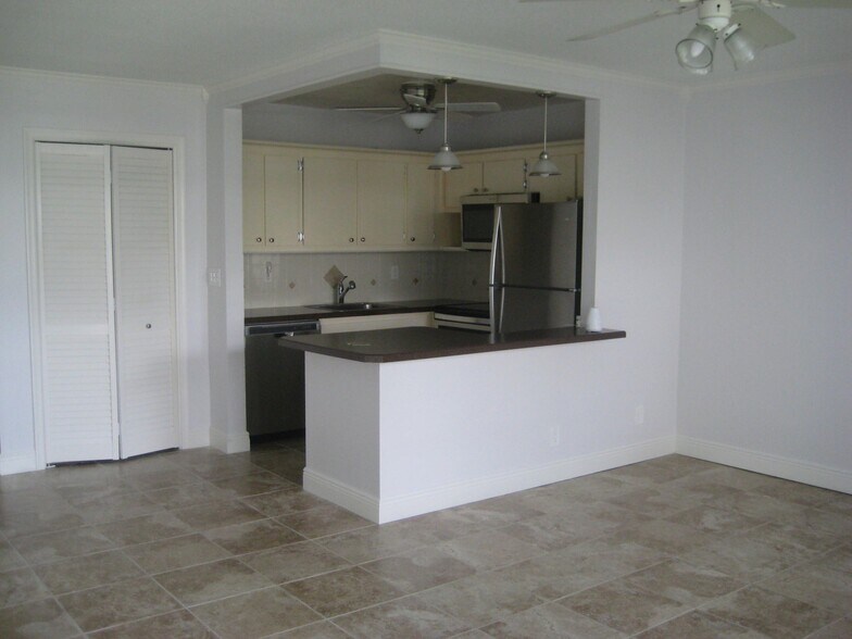Building Photo - 210 Horizons E