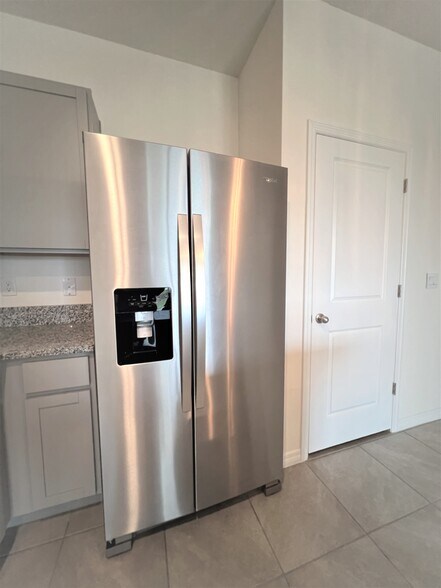 Side by side refrigerator - 5247 Dragonfly Dr