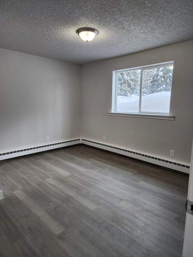 Building Photo - 401 E 8th Ave