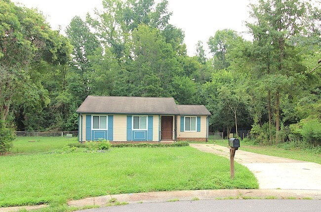 Building Photo - Charming 2 Bedroom, 1 Bath Home on Quiet C...