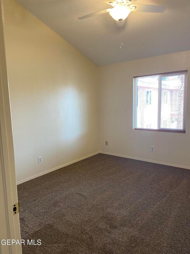 Building Photo - 591 Bartlett Dr