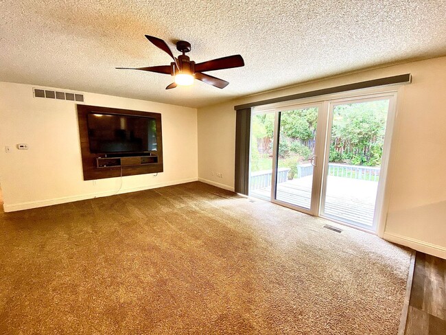 Building Photo - Lovely Highlands Home w/a View Available 7...