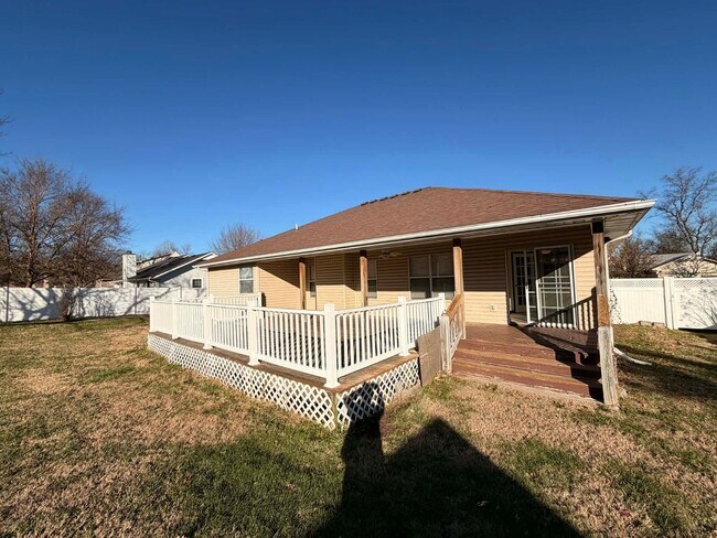 Building Photo - Beautiful Executive 3bd/2bath home in Joplin with fenced in yard / 2 car garage  and sunroom!!